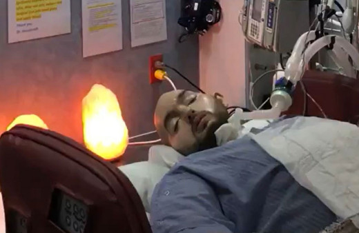 15 yıldır komada olan Suudi Prens Halid Bin Talal elini oynattı