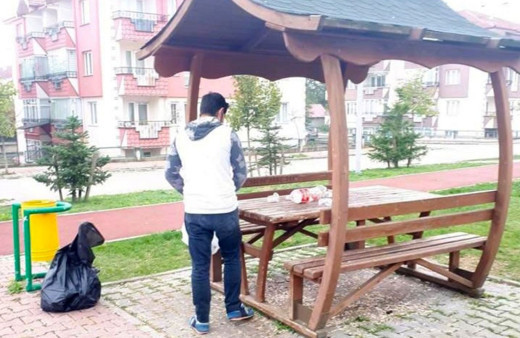 Bolu'da çöplerini bıraktığı parkta cüzdanını unutan gence ibretlik ceza