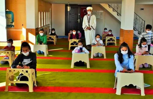 Muş'ta evinde internet olmayan öğrenciler için camiyi sınıfa çeviren imam