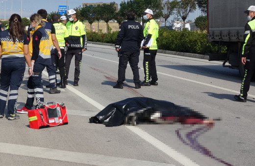 Çanakkale'de üniversite öğrencisi TIR'ın altında kalarak öldü eşyaları etrafa fırladı