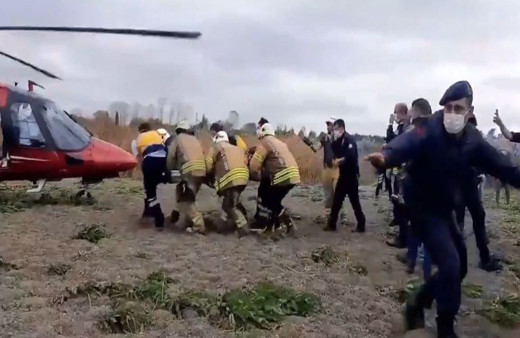 İstanbul'da eğitim uçağı düştü! İşte yaralının kurtarılma anı