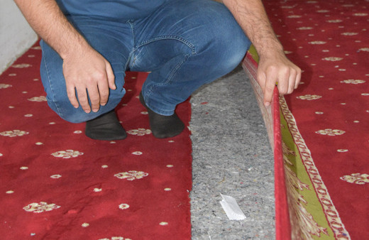 Şanlıurfa'da müezzin camiyi temizlerken halının altında buldu okuyanlar duygulandı