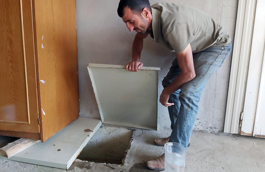 Sivas Hafik'te evinin zemininden çıkan suya çözüm bulamayınca bakın ne yaptı!