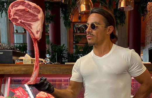 Nusret çalışanının yüzüne et attı o anları paylaştı