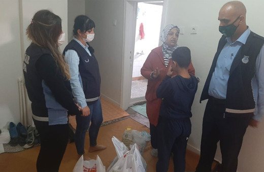 'Çocuklarım yatağa aç giriyor' diyen annenin sesini Başkan Hüseyin Beyoğlu duydu