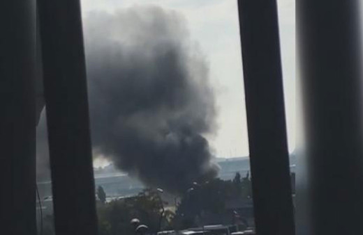 Bakırköy'de halı sahanın deposunda yangın! Ekipler olay yerinde