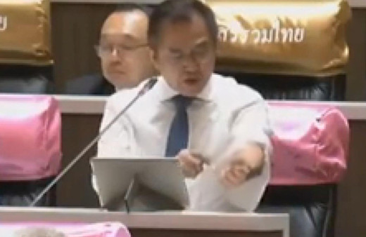 Tayland'da milletvekili meclis konuşmasında kolunu kesti