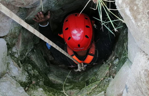 Manisa'da itfaiye seferber oldu! 8 metrelik kuyudan kurtarıldı