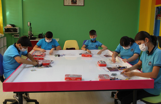 Şırnak'ın Silopi ilçesinde bir okulda robotik kodlama ve 3D yazıcılı sınıf açıldı