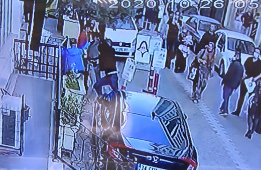 Esenyurt'ta sokak ortasında önce kalçasından sonra boynundan bıçakladı