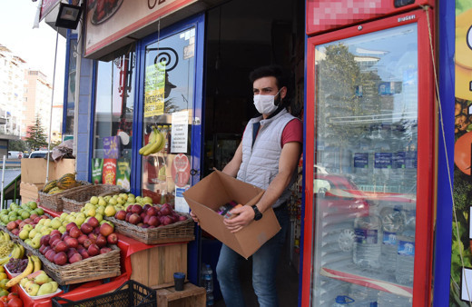 Kütahya'da esnaf Macron'a tepki için marketindeki Fransız ürünlerini raflardan indirdi