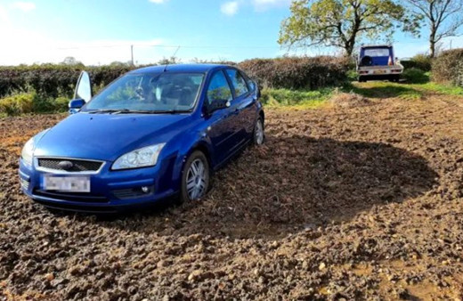 İngiltere'de tarlanın ortasında cinsel ilişkiye giren çiftin imdadına polis yetişti