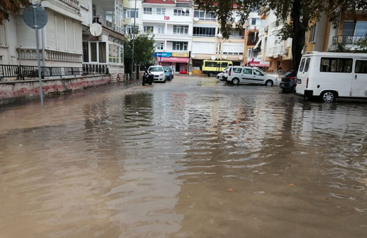 Tekirdağ Şarköy'ü sağanak vurdu evleri su bastı yola göle döndü