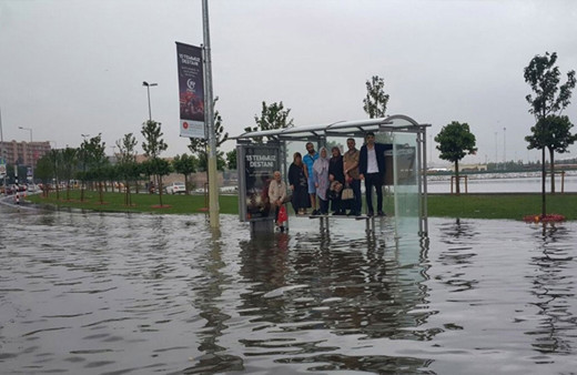 İstanbul için 'Sarı Alarm' verildi! Gök yarıldı bardaktan boşanır gibi yağıyor
