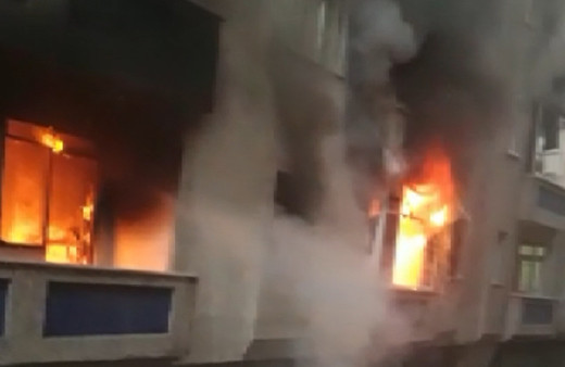 Bağcılar'da uyuşturucu bağımlısı olduğu öne sürülen kişi evi yaktı