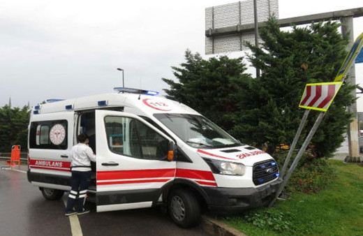 İstanbul'da yağış etkili oldu! Ambulans kaygan yolda refüje çıktı