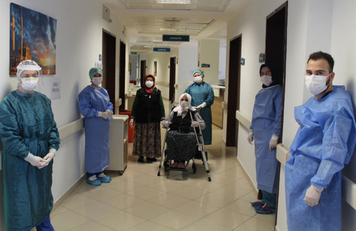 Sakarya'da 110 yaşında koronavirüsü yendi, alkışlarla taburcu oldu