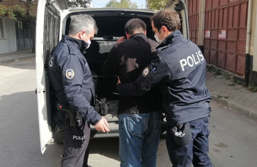 Bursa'da mahalle sakinleri hırsızı yakalayıp polise teslim etti