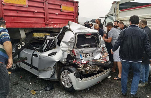 Aydın-İzmir otoyolunda yok böyle kaza! Otomobil TIR'a arkadan çarptı 12 kişi yaralandı