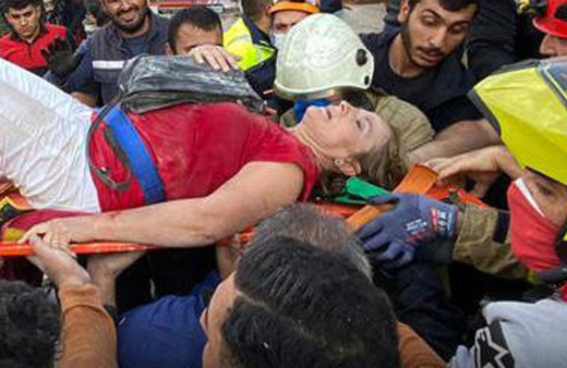 İzmir'de zamana karşı yarış! Enkaz altından bir kişi daha çıkarıldı