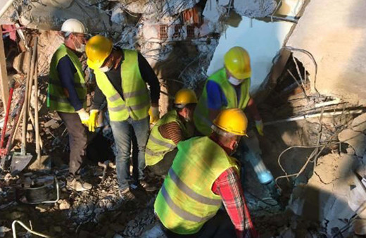 İzmir'de deprem! Somalı madenciler eylemi bırakıp yardım için İzmir'e koştu