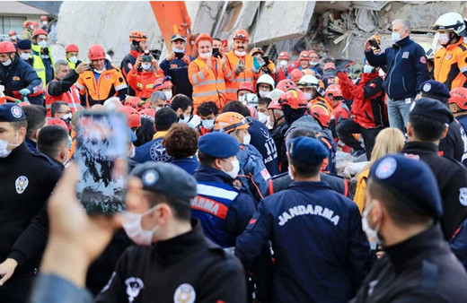İzmir depremindeki enkazdan 17 saat sonra kurtarıldılar