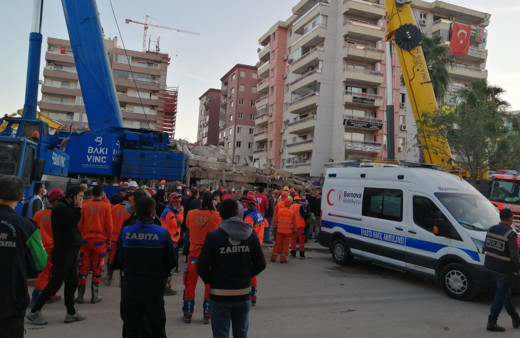 İzmir depreminde hasar alan binanın çökme riski nedeniyle çalışmalara ara verildi