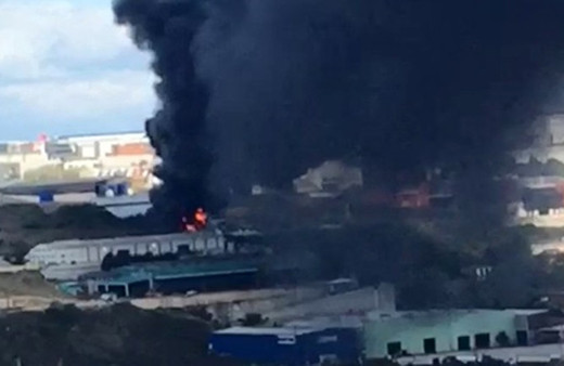 Kocaeli'de korkutan yangın! Gökyüzü simsiyah oldu