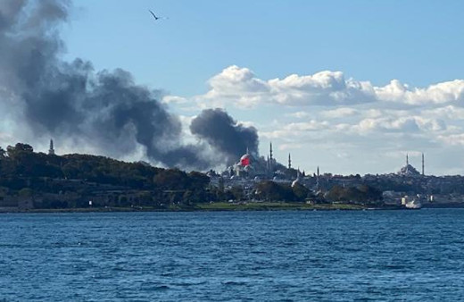 İstanbul'da Çapa Tıp Fakültesi'nde korkutan yangın! Dumanlar gökyüzü sardı