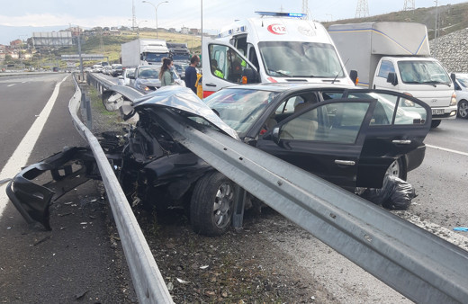 Kocaeli'de feci kaza! Otomobil bariyerlere saplandı