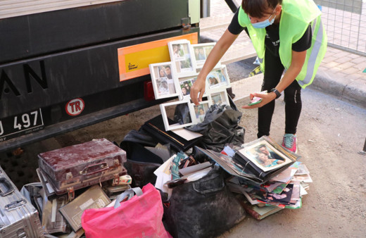 İzmir depreminde yıkılan Rıza Bey Apartmanı'nın enkazından çıkan fotoğraflar yürek burktu