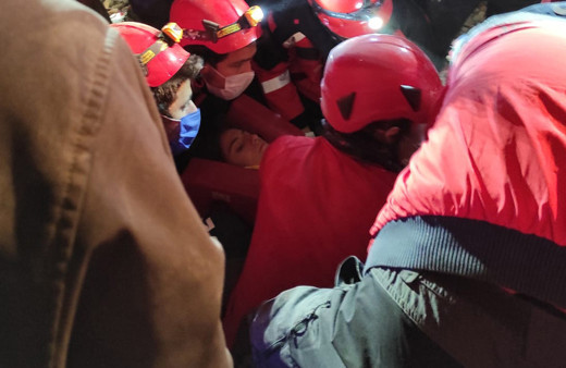 İzmir'deki depreminin 58. saatinde mucize 14 yaşındaki idil kurtuldu