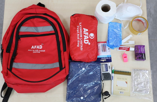 Deprem anında hayat kurtarıyor! İşte deprem çantasının maliyeti