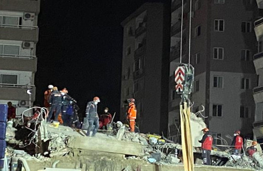 Moloz yığınının altından çıkartıldı! Rızabey Apartmanından bir acı haber daha