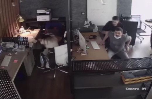 İzmir depreminin şiddeti iş yerlerinin güvenlik kameralarına yansıdı