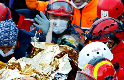 Enkazdan 65 saat sonra çıkarılan 3 yaşındaki Elif için bakın neler yazdılar