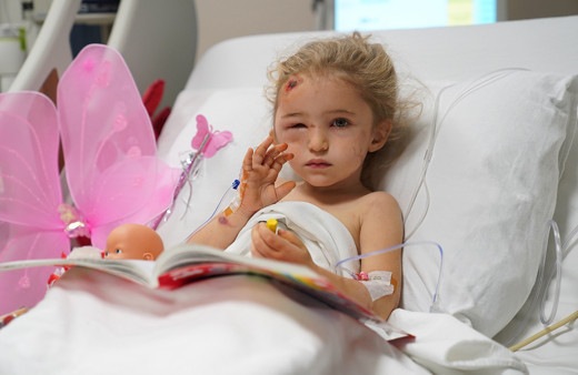 İzmir depreminin 65. saatinde enkazdan kurtarılan Elif ayağa kalktı