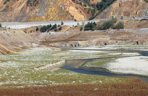 Gümüşhane'de sular çekildi! Korkutan görüntü ortaya çıktı
