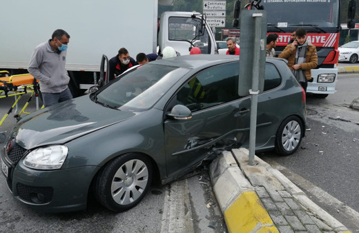 İstanbul'da kavşakta kamyonetle otomobil çarpıştı! Araç içinde sıkıştı