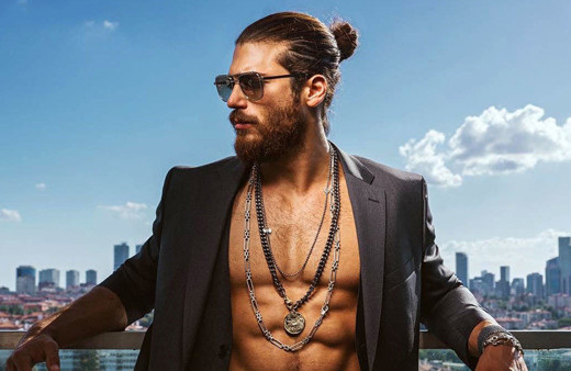 Can Yaman'ın panik anları! Kaçmak için az kalsın gazetecileri eziyordu fena yakalandı