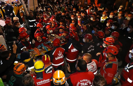 İzmir'de 58 saat sonra enkazdan kurtarılan İdil Şirin ve annesi koronavirüse yakalandı!