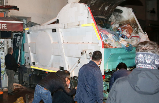 Feci kaza! Beyoğlu'nda yokuş inen kamyon binaya çarptı