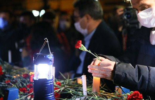 İzmir'deki depremde hayatını kaybedenler anıldı