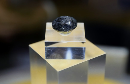 Çin'de paha biçilmez 88 karatlık siyah elmas görücüye çıktı