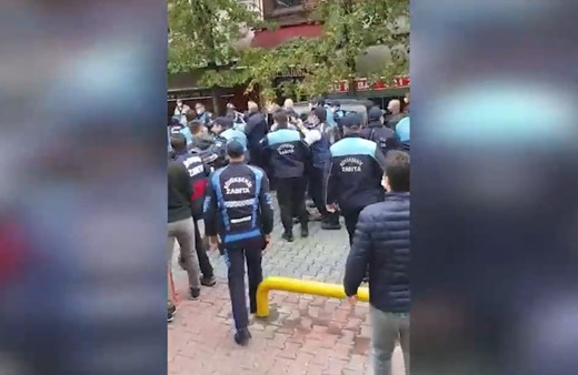 İstanbul Büyükşehir Belediyesi ekipleri ile Fatih Belediyesi zabıtaları birbirine girdi