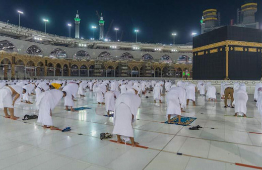 Yurt dışından gelen ilk umre kafilesi 8 ay aradan sonra Kabe'de tavaf yaptı