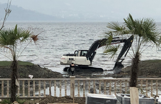 Sakarya'da tepki çeken görüntü! Göle kepçe sokup talan ettiler