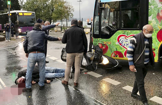 İstanbul'da otobüs motosiklete çarptı! Ortalık kan gölüne döndü