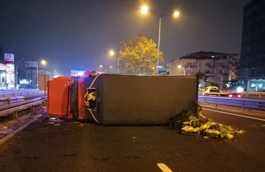 Kocaeli'de feci kaza! Kamyon bariyerlere çarpıp devrildi