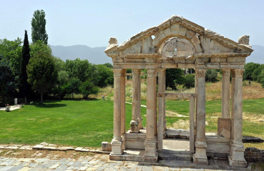 Aydın'da özel izinle antik kente defnedilmişti! Mezarı başında anıldı